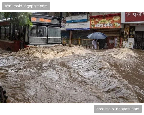 暴雨侵袭那不勒斯，场地积水严重导致比赛中断十五分钟